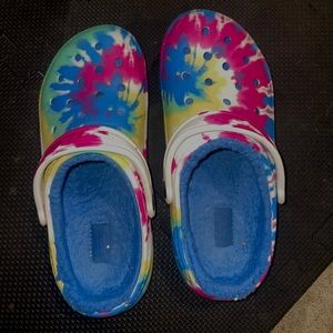 women’s tye dye fuzzy crocs size 7